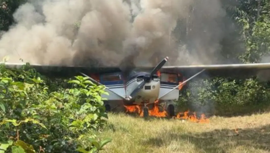 FAB intercepta e destrói aeronave suspeita de tráfico de drogas vinda da Venezuela