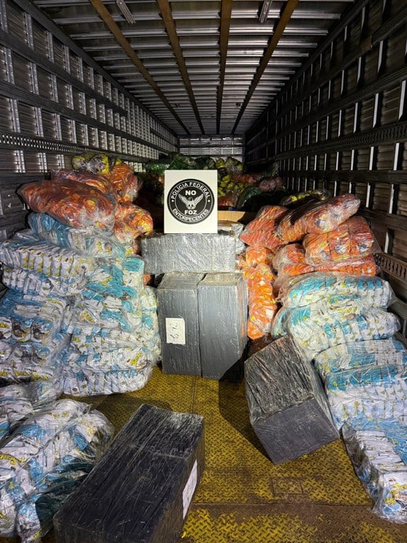 Motorista é preso com 1 tonelada de maconha disfarçada em carga de lanches infantis no Paraná