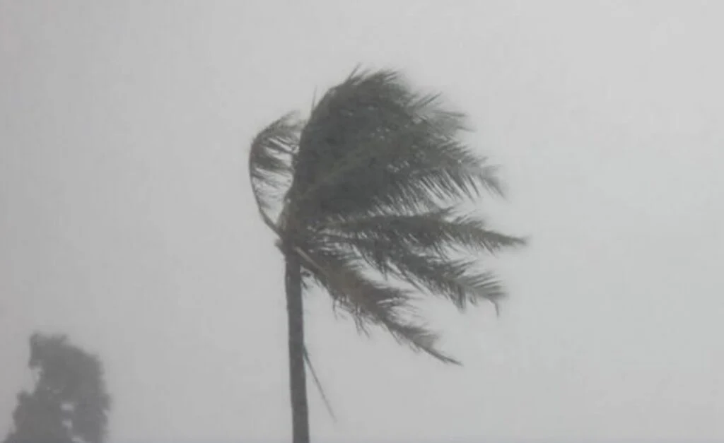 Ciclone em alto-mar provoca alerta de temporais e ventos de até 100 km/h no Paraná