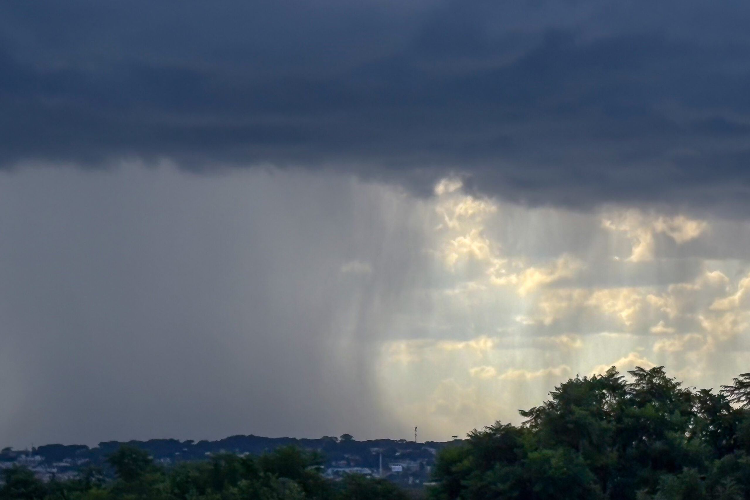Tempestades com altos volumes de chuva atingem o Paraná no fim de semana, prevê o Simepar