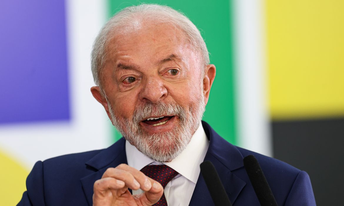 Lula anuncia isenção de visto a cidadãos chineses