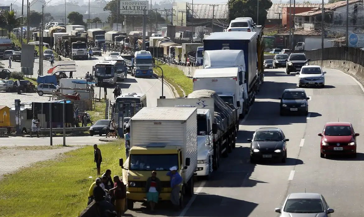 Ala de caminhoneiros ameaça greve nesta quinta; maioria diverge por uso político da paralisação