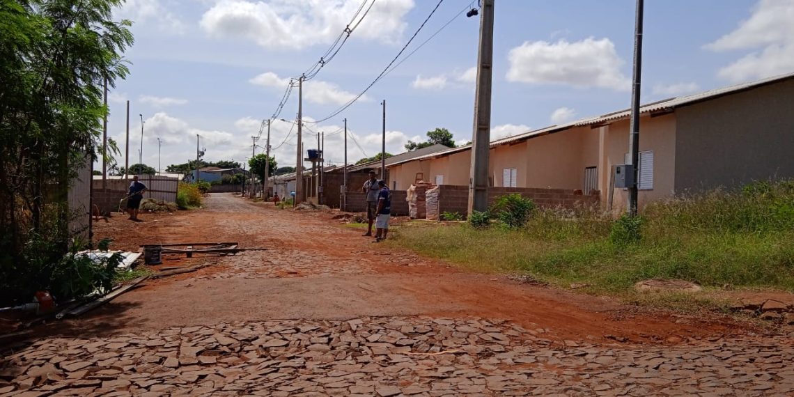 Entre o abandono e o despejo: famílias ocupam casas inacabadas em Foz